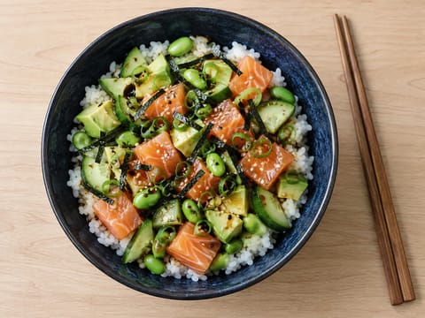 Lazacos-avokádós sushi poke bowl