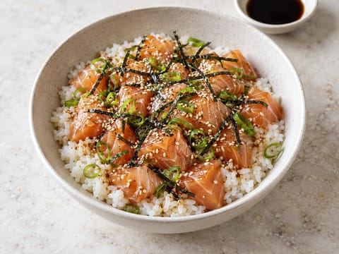 Poke bowl au saumon et au sésame Poke bowl au saumon et au sésame