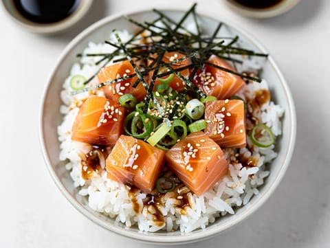 Poke bowl di salmone al sesamo Poke bowl di salmone al sesamo