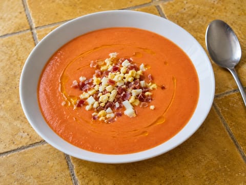 Salmorejo Cordobés (gęsta schłodzona zupa pomidorowa z jajkiem i szynką serrano)