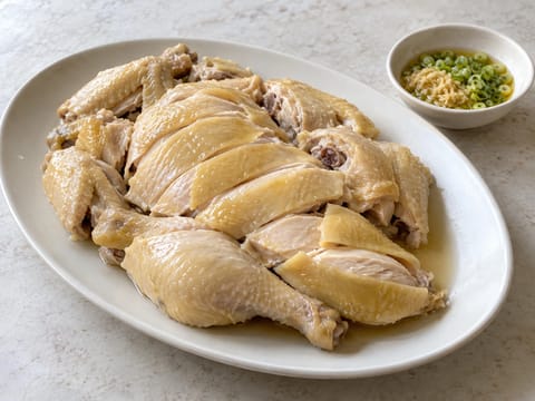 Poulet hakka cuit au sel (poulet entier cuit dans du sel chaud) Poulet hakka cuit au sel (poulet entier cuit dans du sel chaud)