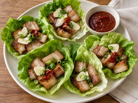 Samgyeopsal (Sertéshas salátába csomagolva) Samgyeopsal (Sertéshas salátába csomagolva)