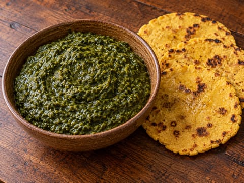 Sarson da Saag with Makki di Roti (curry de hojas de mostaza y pan plano de maíz) Sarson da Saag with Makki di Roti (curry de hojas de mostaza y pan plano de maíz)