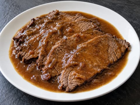 Sauerbraten med gingersnap-sauce Sauerbraten med gingersnap-sauce
