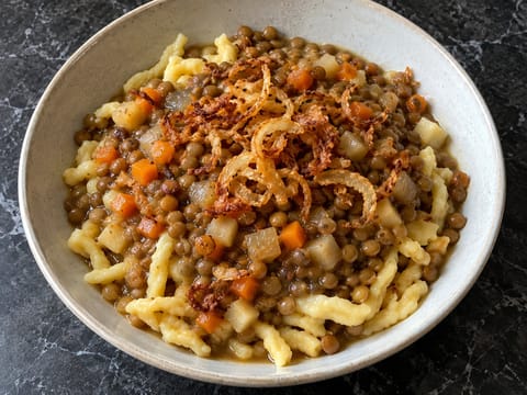 Saure Linsen mit Spätzle (lenticchie in agrodolce sveve con spätzle) Saure Linsen mit Spätzle (lenticchie in agrodolce sveve con spätzle)