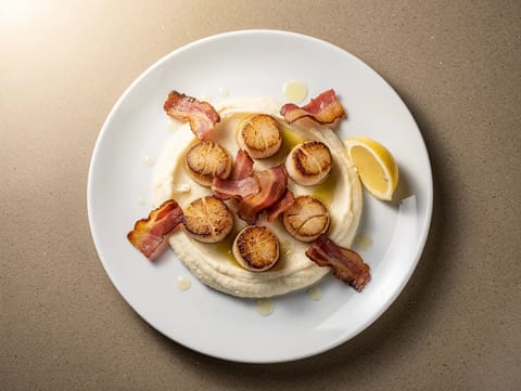 Vieiras com puré de couve-flor e pancetta crocante