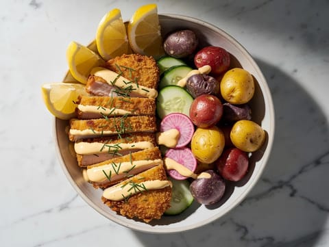 Moderne schnitzel bowl med kartofler og senneps-yoghurtdressing