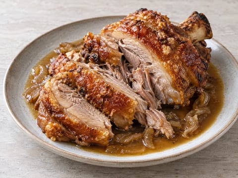 Schweinshaxe (Ciolan de porc la cuptor cu șorici crocant) Schweinshaxe (Ciolan de porc la cuptor cu șorici crocant)