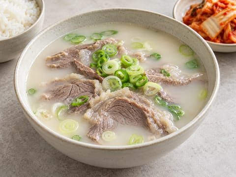 Seolleongtang (koreanische Ochsenschwanzknochensuppe mit Rinderbrust) Seolleongtang (koreanische Ochsenschwanzknochensuppe mit Rinderbrust)