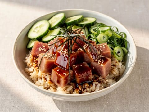 Shoyu-tonnikala poke bowl