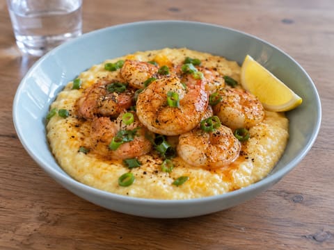 Gambas con grits al estilo sureño con cheddar