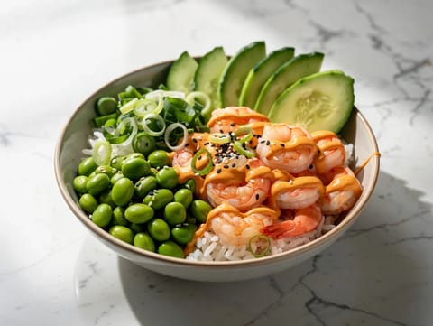 Poke Bowl mit Garnelen und scharfer Mayo Poke Bowl mit Garnelen und scharfer Mayo