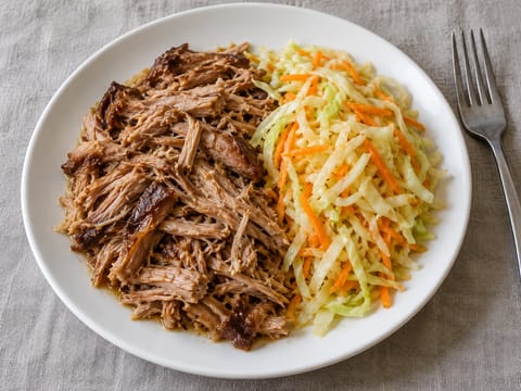 Pulled pork αργού μαγειρέματος με σαλάτα λάχανου με ξίδι Pulled pork αργού μαγειρέματος με σαλάτα λάχανου με ξίδι