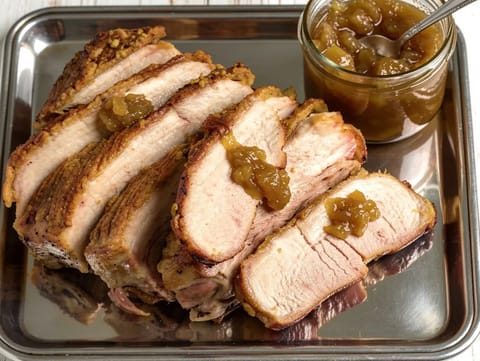 Piept de porc copt lent cu chutney de mere Piept de porc copt lent cu chutney de mere