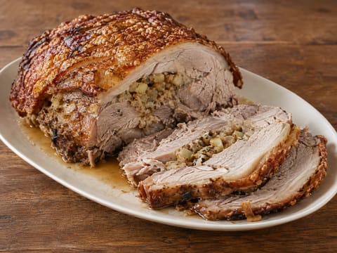 Épaule de porc rôtie lentement, farce aux pommes