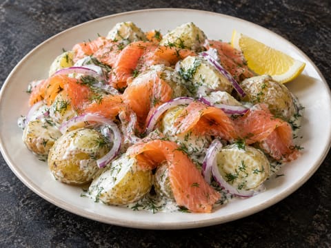 Patates, ekşi krema ve dereotlu füme somon Patates, ekşi krema ve dereotlu füme somon
