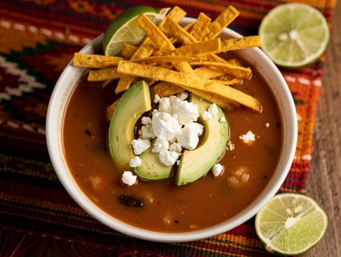 Sopa Azteca (tortillasuppe med chipotle og avokado)