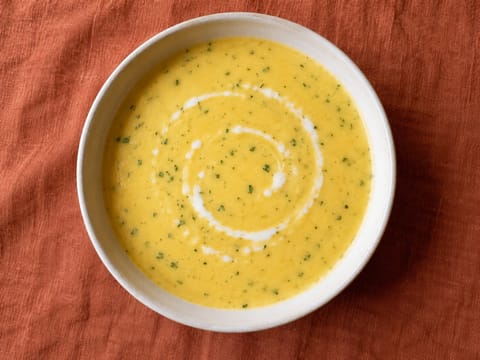 Supă mexicană de porumb dulce cu crema şi epazote (Sopa de Elote) Supă mexicană de porumb dulce cu crema şi epazote (Sopa de Elote)