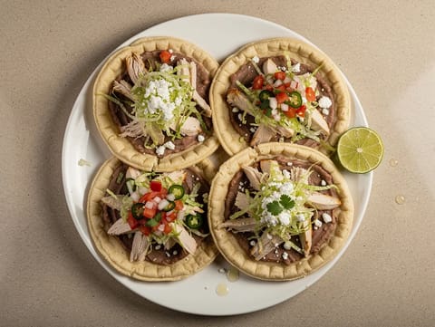 Sopes Caseros (bases épaisses de masa avec haricots, poulet et garnitures)
