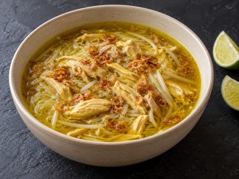 Soto Ayam (zuppa indonesiana di pollo e curcuma) Soto Ayam (zuppa indonesiana di pollo e curcuma)
