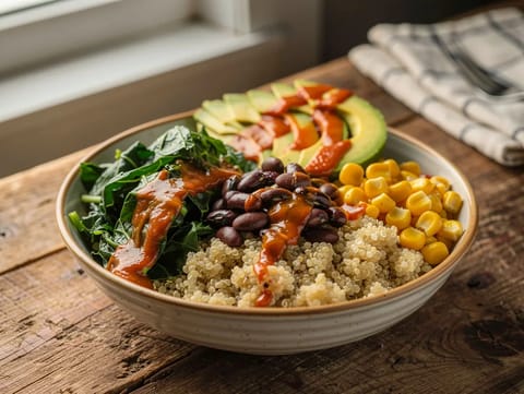 Taça de quinoa ao estilo sulista com feijão-preto e abacate