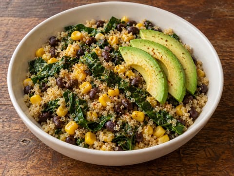 Bowl de quinoa façon Southern avec haricots noirs et avocat Bowl de quinoa façon Southern avec haricots noirs et avocat