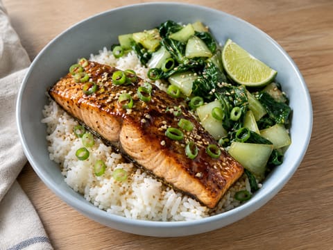 Salmon bowl glassata alla soia con riso jasmine e pak choi Salmon bowl glassata alla soia con riso jasmine e pak choi