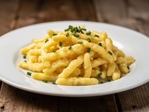 Spätzle (német tojásos galuska vajjal és metélőhagymával) Spätzle (német tojásos galuska vajjal és metélőhagymával)