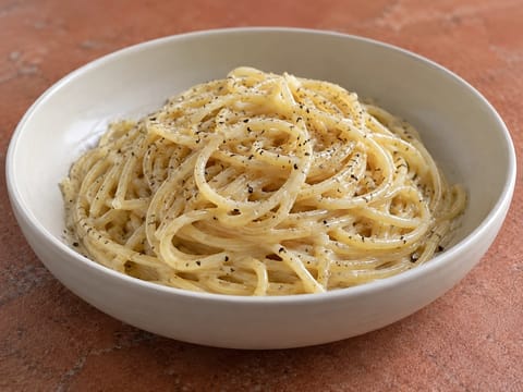 Spaghetti Cacio e Pepe (pâtes au pecorino et poivre noir) Spaghetti Cacio e Pepe (pâtes au pecorino et poivre noir)