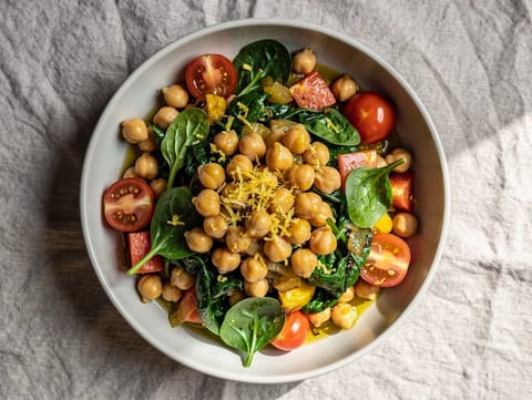 Bol español de garbanzos y tomate con espinacas Bol español de garbanzos y tomate con espinacas