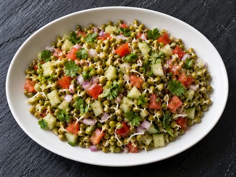 Insalata di moong germogliato con chaat masala Insalata di moong germogliato con chaat masala
