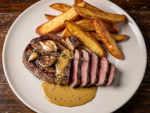 Steak Frites (roštěnec s dvakrát smaženými hranolky)