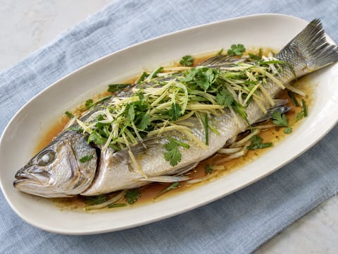 Bar entier vapeur à la cantonaise au gingembre et oignons nouveaux Bar entier vapeur à la cantonaise au gingembre et oignons nouveaux