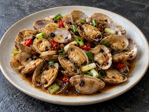 Vongole saltate con salsa di fagioli neri (piatto di mare cantonese) Vongole saltate con salsa di fagioli neri (piatto di mare cantonese)