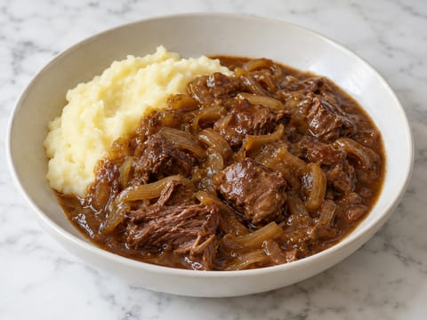 Stoofvlees Bowl (belgijski gulasz wołowo-cebulowy z puree) Stoofvlees Bowl (belgijski gulasz wołowo-cebulowy z puree)