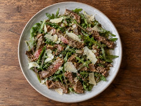 Straccetti di Manzo (tiras de vaca seladas com rúcula e Parmigiano)