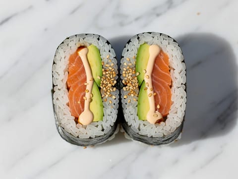 Sushi Burrito au saumon, avocat et concombre