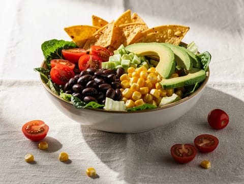 Vegetariánský taco salát s černými fazolemi a avokádem Vegetariánský taco salát s černými fazolemi a avokádem