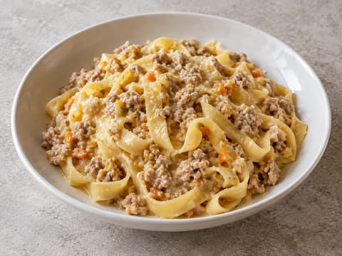 Tagliatelle al Ragù Bianco (pasta valkoisella porsas- ja vasikkaragùlla)