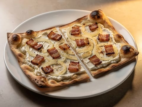 Tarte Flambée (flammeekueche aux oignons et lardons)
