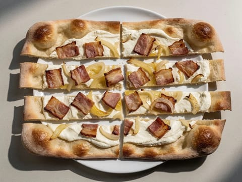 Tarte Flambée (αλσατική πίτα-πλακέ με crème fraîche, μπέικον και κρεμμύδι)