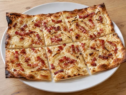 Tarte Flambée (Elzászi lepénykenyér crème fraîche-sel, baconnel és hagymával) Tarte Flambée (Elzászi lepénykenyér crème fraîche-sel, baconnel és hagymával)