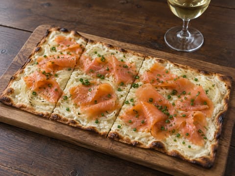 Tarte Flambée (křupavá placka s crème fraîche a uzeným lososem) Tarte Flambée (křupavá placka s crème fraîche a uzeným lososem)