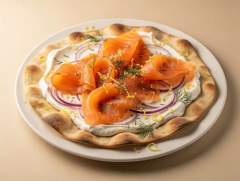 Tarte Flambée mit Räucherlachs und Crème fraîche Tarte Flambée mit Räucherlachs und Crème fraîche