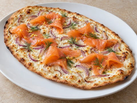Tarte Flambée med røget laks og crème fraîche Tarte Flambée med røget laks og crème fraîche