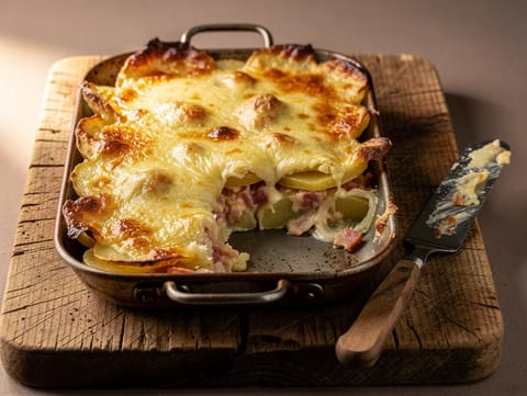 Tartiflette (zapiekanka ziemniaczana z boczkiem, cebulą i Reblochon)