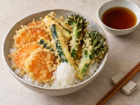 Tempura Veggie Bowl z ryżem sushi i sosem tentsuyu Tempura Veggie Bowl z ryżem sushi i sosem tentsuyu