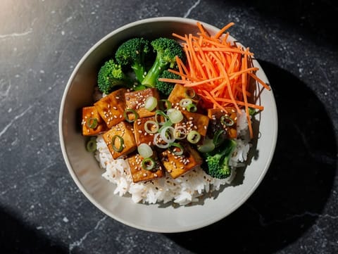 Teriyaki tofu bowl med sushiris