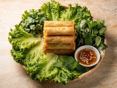 Tết-Frühlingsrollen-Platte (vietnamesische frittierte Rollen mit Kräutern und Nước Chấm)