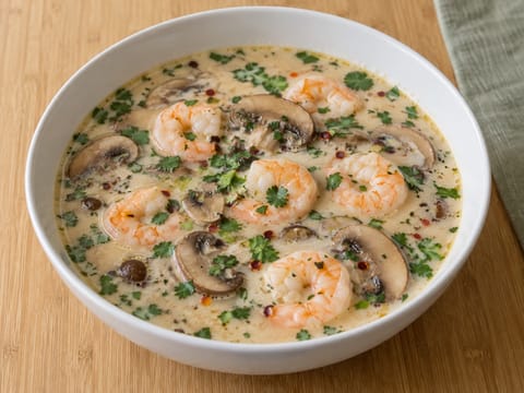 Soupe thaïe coco-citron vert aux crevettes et champignons Soupe thaïe coco-citron vert aux crevettes et champignons